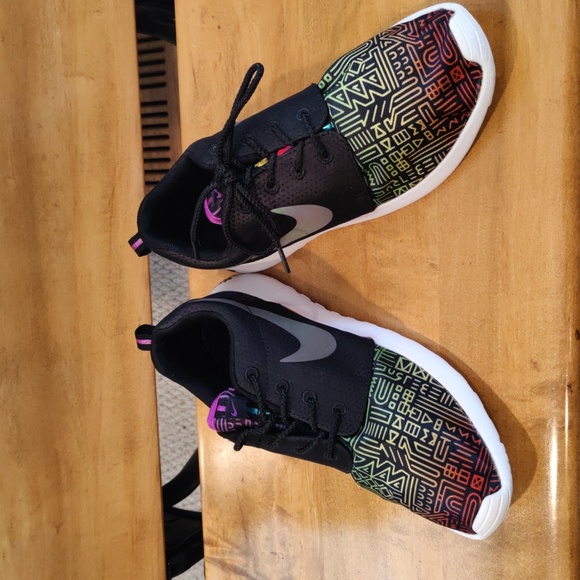 Nike Roshe run QS men's size 8 -#BETRUE- Rainbow Pride colorway - Picture 6 of 9